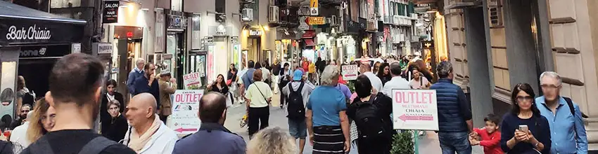 Pizzeria Brandi: un luogo incantato nel cuore di Napoli.
