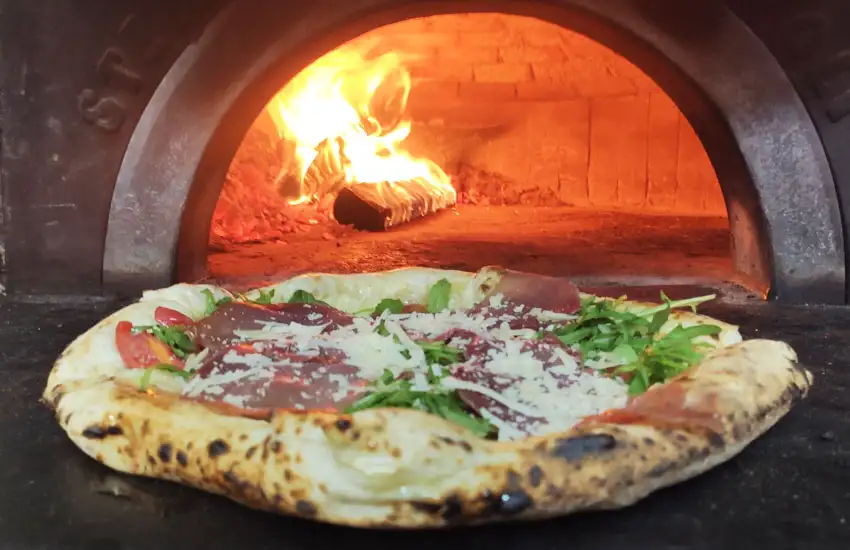 Pizza con Prosciutto, Rucola e Grana.